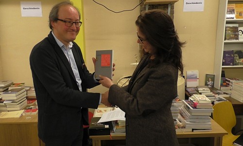 Auteur Leon Verschuur overhandigde het eerste exemplaar van zijn roman aan Maria Vlaar van de Auteursbond