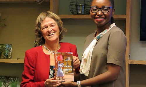 Overhandiging eerste exemplaar aan Marina Diboma, deputy manager van The Netherlands African Business Council