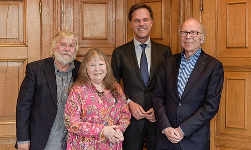 Minister-president Mark Rutte neemt boek Wieteke van Dort in ontvangst in het Torentje - Foto: Nia Palli