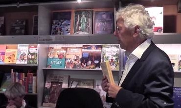 Peter d'Hamecourt tijdens de presentatie bij boekhandel Pegasus