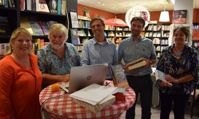 boekhandelaarster Ike Bekking, Conserve-uitgever Kees de Bakker, auteur Han Thomas en twee winnaars van het boek