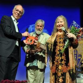 auteur Hans Visser, uitgever Kees de Bakker, en Wieteke van Dort die zojuist het eerste exemplaar van Wieteke van Dort – Kind van twee culturen – Schetsen van een Nederlands-Indische familie in ontvangst heeft genomen - foto Peter H. Toxopeus