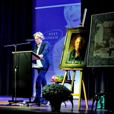 Margriet Brandsma leest het juryrapport voor - foto Peter H. Toxopeus