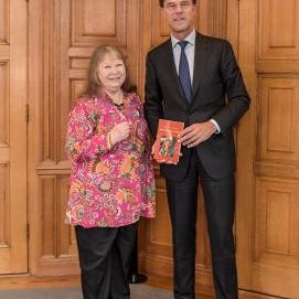 Minister-president Mark Rutte neemt boek Wieteke van Dort in ontvangst in het Torentje - Foto: Nia Palli