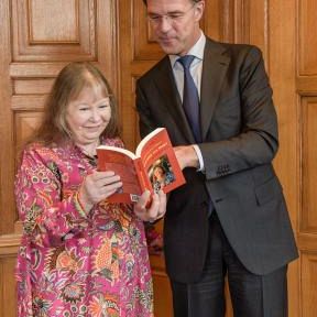 Minister-president Mark Rutte neemt boek Wieteke van Dort in ontvangst in het Torentje - Foto: Nia Palli