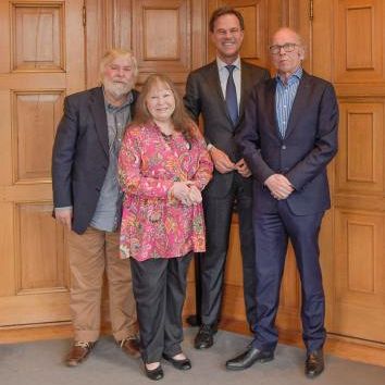 v.l.n.r. Conserve-uitgever Kees de Bakker, Wieteke van Dort, Mark Rutte en auteur Hans Visser - Foto: Nia Palli Minister-president Mark Rutte neemt boek Wieteke van Dort in ontvangst in het Torentje - Foto: Nia Palli
