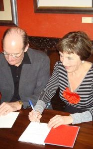 Philip en Lili Freriks signeren