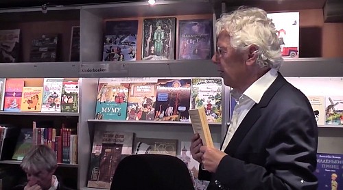 Peter d'Hamecourt tijdens de presentatie bij boekhandel Pegasus