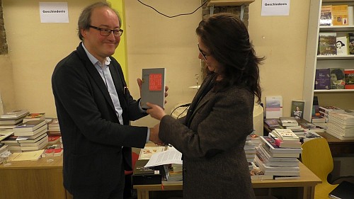 Auteur Leon Verschuur overhandigde het eerste exemplaar van zijn roman aan Maria Vlaar van de Auteursbond