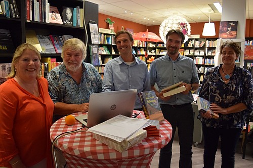 boekhandelaarster Ike Bekking, Conserve-uitgever Kees de Bakker, auteur Han Thomas en twee winnaars van het boek