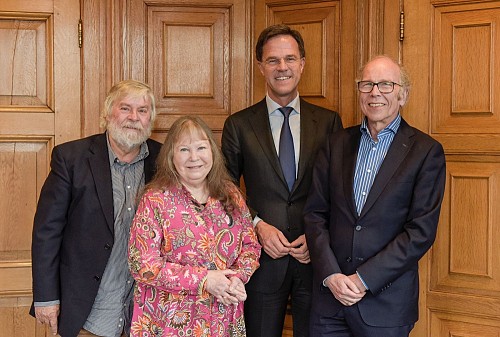 Minister-president Mark Rutte neemt boek Wieteke van Dort in ontvangst in het Torentje - Foto: Nia Palli